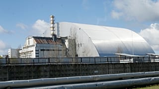 A lefedett reaktor az egykori csernobili atomerőmű területén