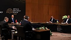 Serguei Lavrov (g.) et Dmytro Kuleba (d.) ont été accueillis par leur homologue turc à Antalya (Turquie) pour des négociations.
