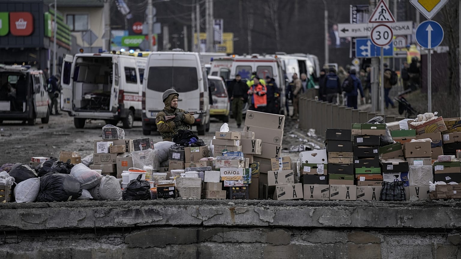 Élelmiszerkészletek a Kijev melletti Irpinben