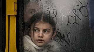 پناهجوی اوکراینی هنگام تخلیه از محل نبرد