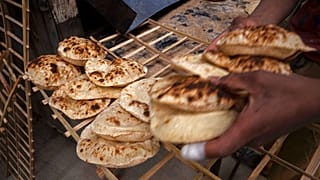 Ukrayna'daki savaştan en olumsuz etkilenebilecek ülkelerden Mısır'da bir ekmek fırını