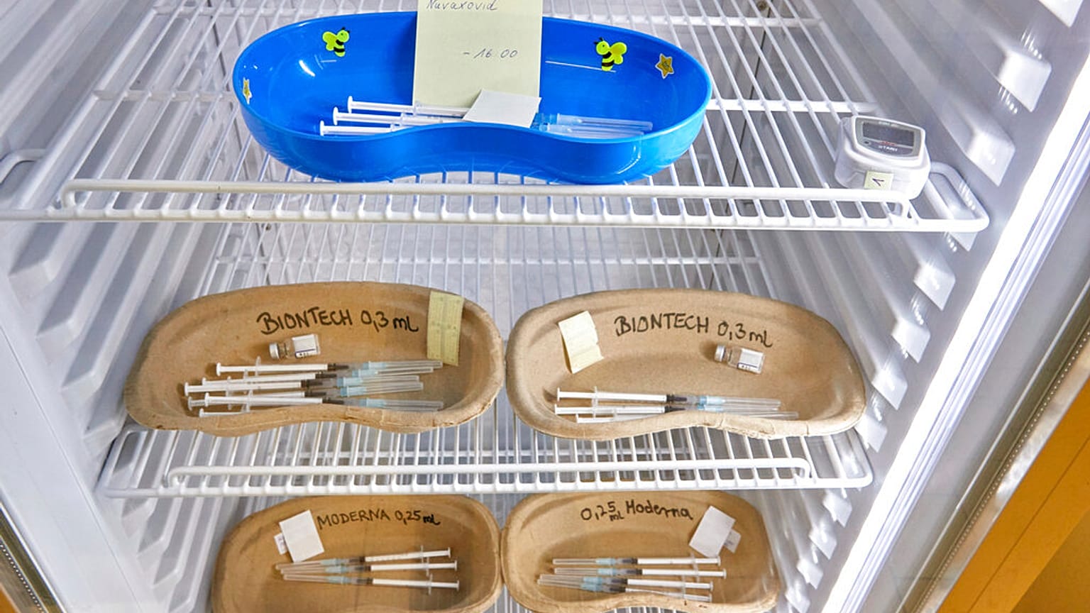 Biontech und Moderna liegen in einem Kühlschrank in einem Impfzentrum 