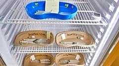 Biontech und Moderna liegen in einem Kühlschrank in einem Impfzentrum 