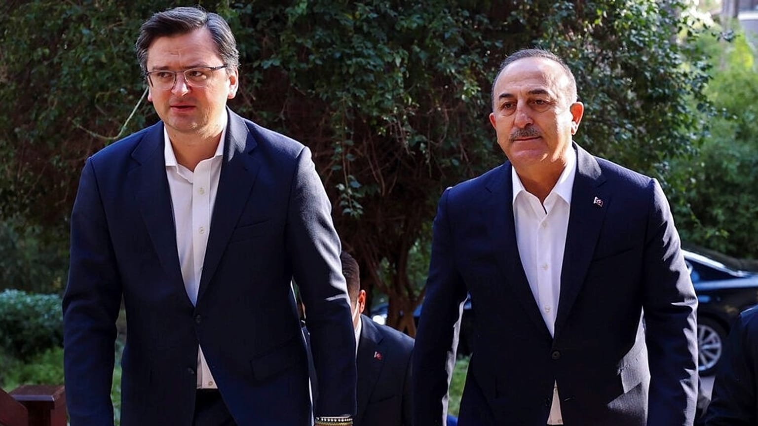 Dmytro Kuleba, ministro ucraniano dos Neg´ócios estrangeiros, recebido pelo homólogo turco, Mevlut Cavusoglu 
