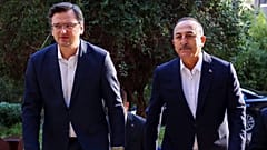 Dmytro Kuleba, ministro ucraniano dos Neg´ócios estrangeiros, recebido pelo homólogo turco, Mevlut Cavusoglu 