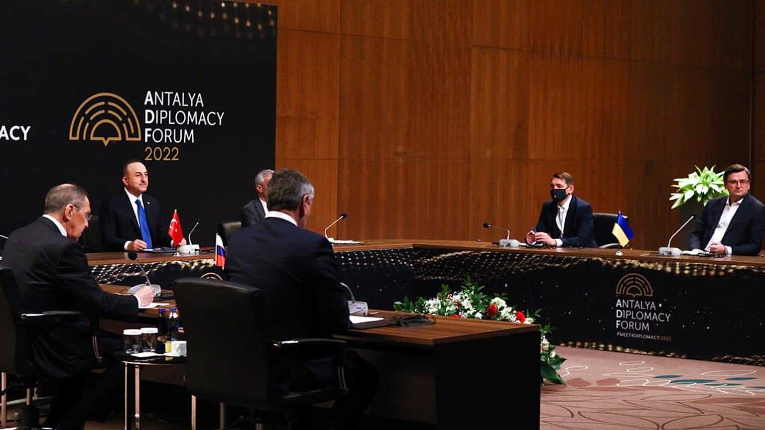 Antalya'da Türkiye'nin ev sahipliğinde Ukrayna ve Rusya dışişleri bakanları görüştü