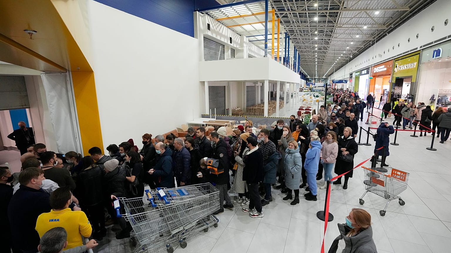 Очередь в "Икею" в Санкт-Петербурге.