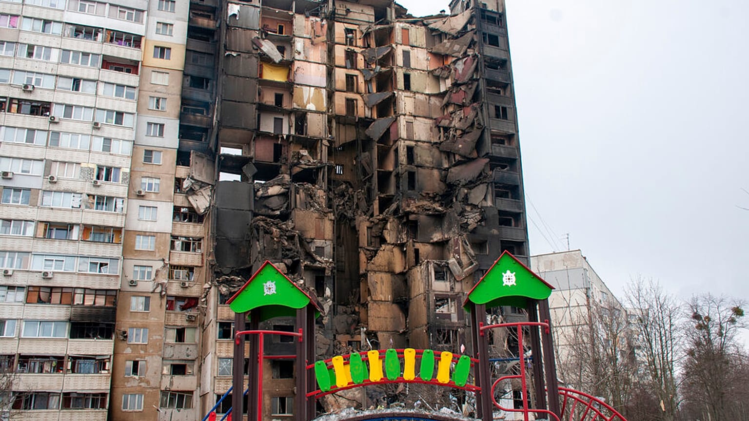 Zerstörtes Wohnhaus in Charkiw in der Ukraine am 8. März 2022