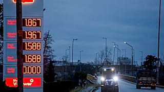 افزایش قیمت بنزین و گازوئیل در یکی از پمپ بنزین های یونان 