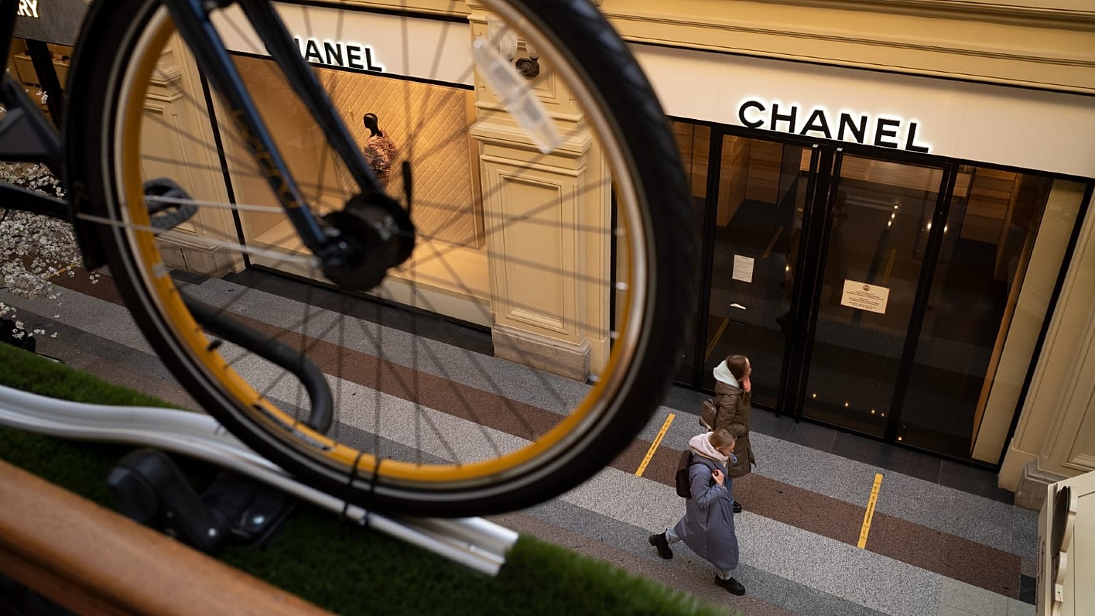 Besucher gehen an einer geschlossenen Chanel-Boutique im Kaufhaus GUM in Moskau vorbei, Mittwoch, 9. März 2022 