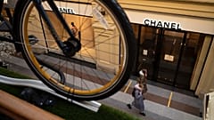 Besucher gehen an einer geschlossenen Chanel-Boutique im Kaufhaus GUM in Moskau vorbei, Mittwoch, 9. März 2022 