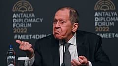 Der ukrainische Außenminister Dmytro Kuleba wird von seinem türkischen Kollegen Cavusoglu in Antalya begrüßt.