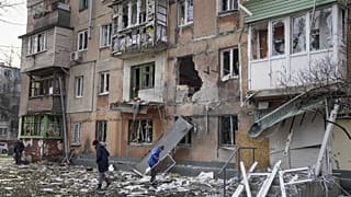 Tüzérségi támadás miatt megrongálódott lakóház Mariupolban