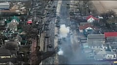 Panzer auf dem Vormarsch in Richtung Kiew werden offenbar durch einzelne Explosionen kurzzeitig aufgehalten
