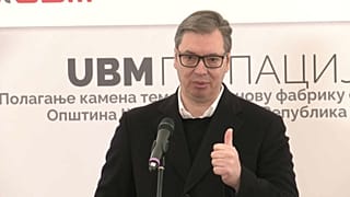 Aleksandar Vučić, il presidente serbo, sembra soddisfatto della sua decisione. 