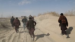 به تخمین گزارشگران ای اف پی روزانه تا شش هزار افغان از طریق پاکستان به ایران می‌روند