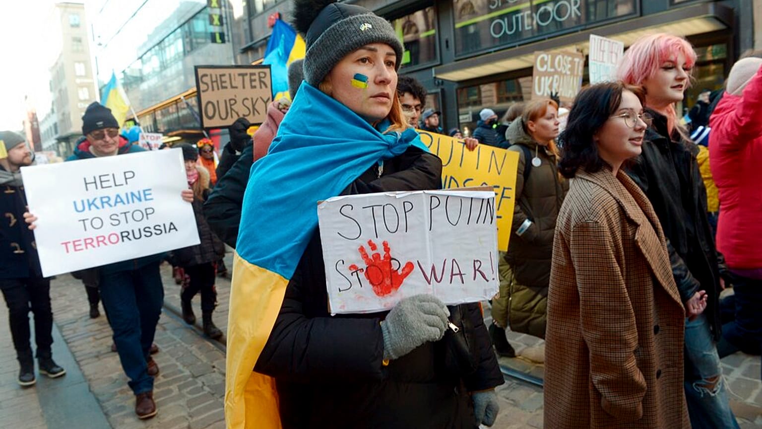 Menschen laufen durch die Straßen von Helsinki um gegen den Krieg Russlands in der Ukraine zu protestierten, Sonntag, 5. März 2022