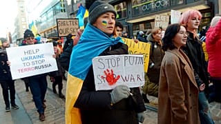 Menschen laufen durch die Straßen von Helsinki um gegen den Krieg Russlands in der Ukraine zu protestierten, Sonntag, 5. März 2022