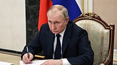 Wladimir Putin machte sich während der Ministerkonfernz Notizen