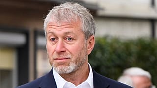 Roman Abramovics egy ellene indított per tárgyalására érkezik a fribourgi kerületi bíróságra 2018. május 2-án – képünk illusztráció