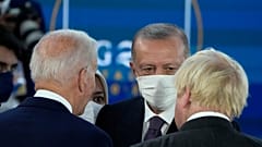 Cumhurbaşkanı Erdoğan, 30 Ekim 2021'de Roma'da düzenlenen G20 Zirvesinde Joe Biden ve Boris Johnson ile ayak üstü görüştü.