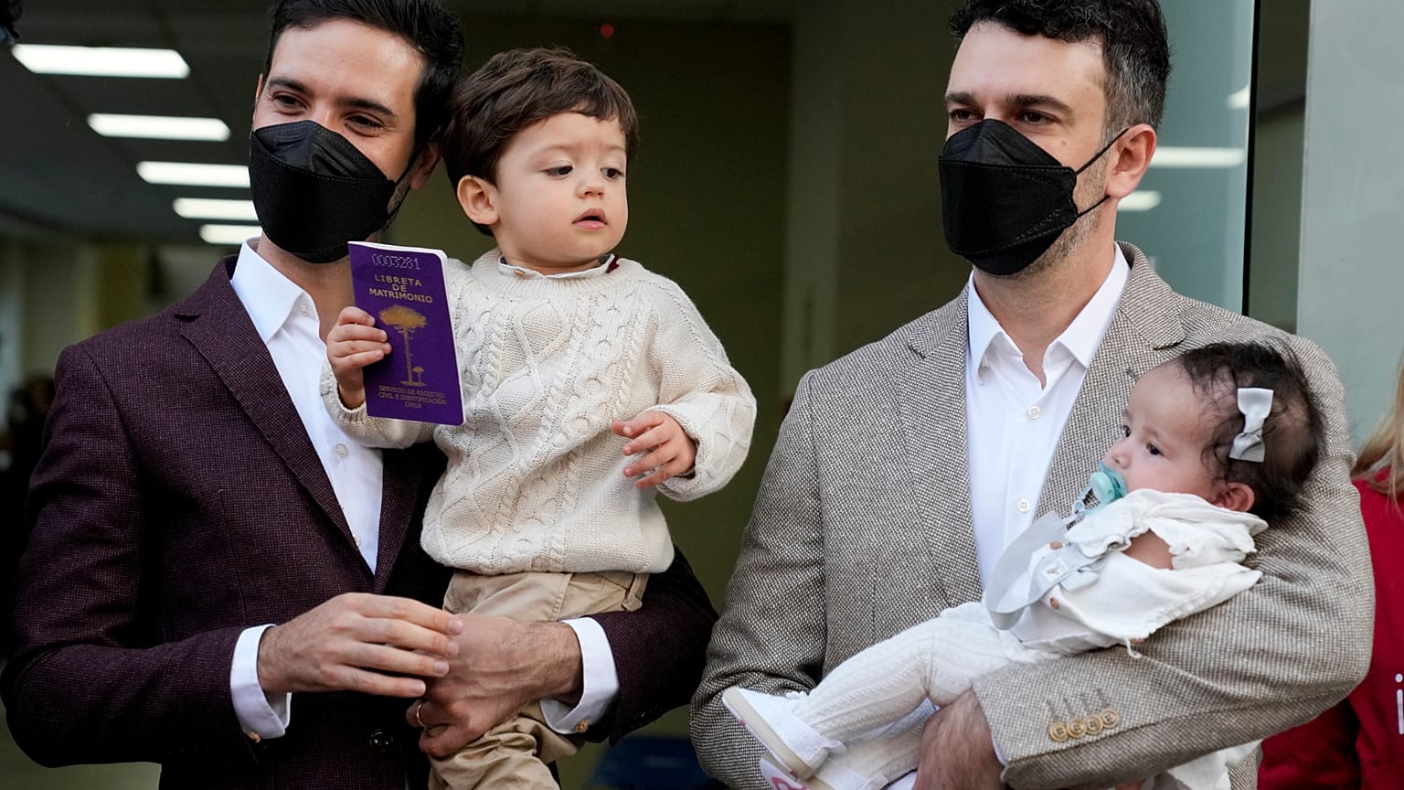 Javier Silva y Jaime Nazar, con sus hijos Clemente y Lola María, posan para una foto después de casarse, en Santiago de Chile, el 10 de marzo de 2022. 