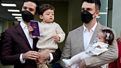 Javier Silva y Jaime Nazar, con sus hijos Clemente y Lola María, posan para una foto después de casarse, en Santiago de Chile, el 10 de marzo de 2022. 