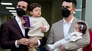 Javier Silva y Jaime Nazar, con sus hijos Clemente y Lola María, posan para una foto después de casarse, en Santiago de Chile, el 10 de marzo de 2022.