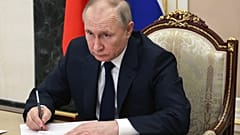 Rusya lideri Vladimir Putin, hükûmet yetkilileriyle video konferans yöntemiyle Rusya’daki ekonomik duruma ilişkin değerlendirmelerde bulundu