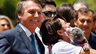 Bolsonaro recebe refugiados chegados da Ucrânia
