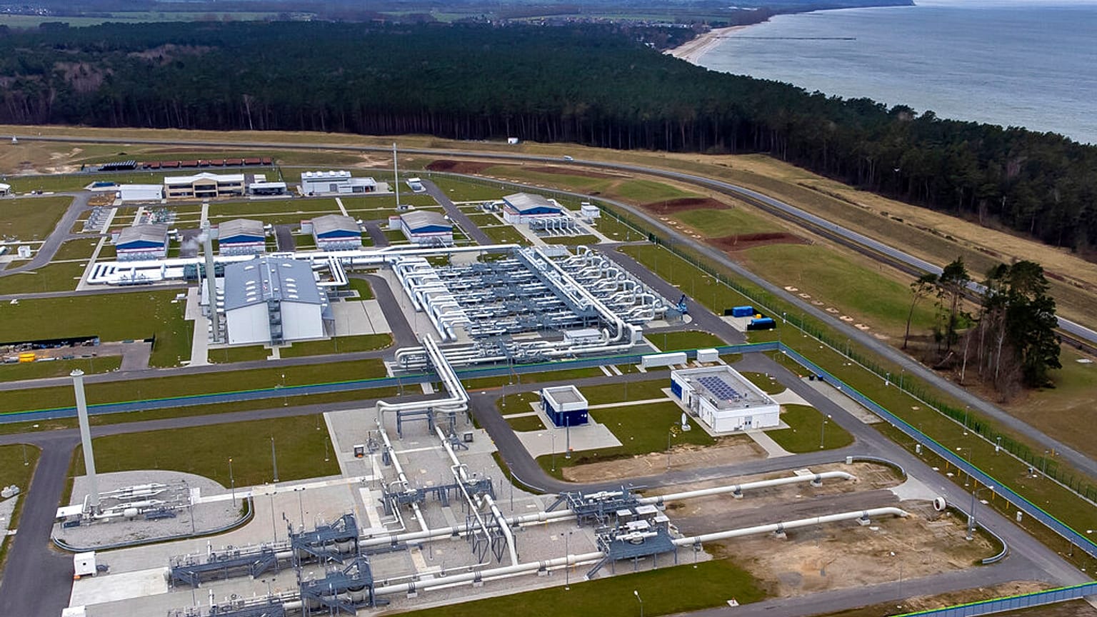 I tubi degli impianti di approdo del gasdotto Nord Stream 2 a Lubmin, nel nord della Germania, 15/02/2022