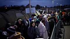 Flüchtlinge stehen am Grenzübergang Medyka in Polen Schlange (10. März 2022)