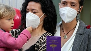 Consuelo Morales és Pabla Heuser lányukkal, Josefával a santiagoi esküvőjük után 2022. március 10-én