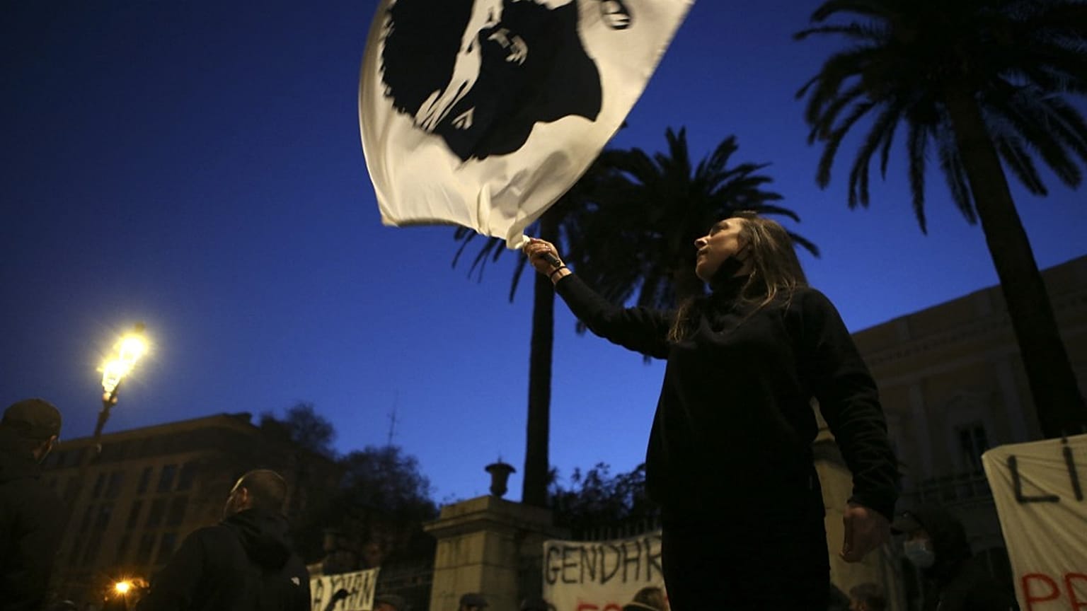 Un drapeau corse lors d'une manifestation de soutien à Yvan Colonna, à Ajaccio, Corse, le 9 mars 2022