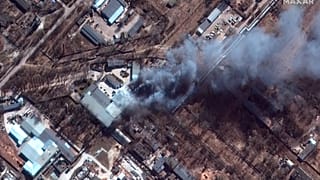 صورة القمر الصناعي لشركة ماكسار تكنولوجيز تظهر عن قرب الحرائق في منطقة صناعية وحقول مجاورة في جنوب تشيرنيهيف في أوكرانيا.