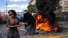 Una mujer grita a los manifestantes durante los enfrentamiento en Buenos Aires, Argentina