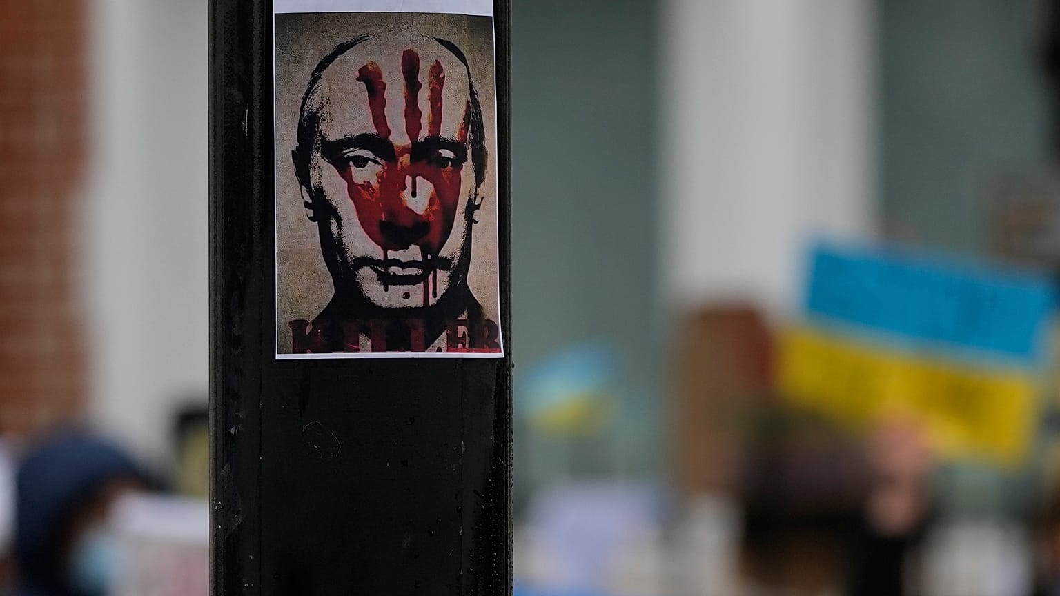 Une affiche de Vladimir Poutine recouverte d'une trace de main ensanglantée, le 1er mars 2022, devant l'ambassade russe à Londres