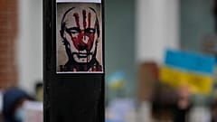 Une affiche de Vladimir Poutine recouverte d'une trace de main ensanglantée, le 1er mars 2022, devant l'ambassade russe à Londres