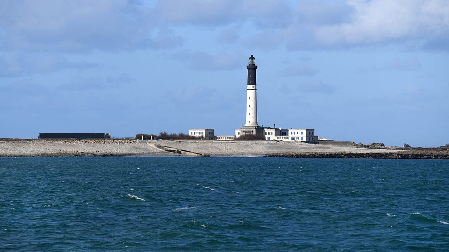 Vue du phare de l'île de Sein au large de la Bretagne (le 04/03/2022)