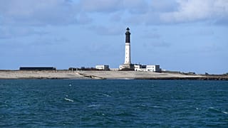 Vue du phare de l'île de Sein au large de la Bretagne (le 04/03/2022)