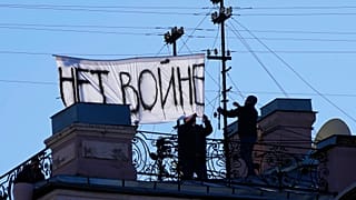 "Kein Krieg" - Protest in Russland, jetzt auch zur besten Sendezeit