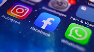 أيقونات إنستغرام وفيسبوك وواتساب على شاشة هاتف ذكي