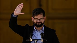  El presidente de Chile, Gabriel Boric, saluda mientras anuncia los nombramientos de su gabinete , 21/1/2022, Santiago, Chile