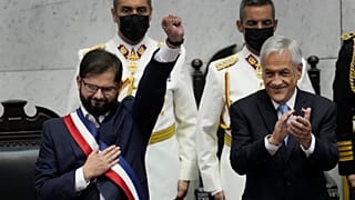 El nuevo presidente de Chile, Gabriel Boric, a la izquierda, mientras el presidente saliente, Sebastián Piñera, aplaude durante la investidura0. Chile, el 11 de marzo de 2022.