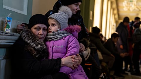 Une grand-mère ulkainienne avec sa petite fille, dans l'attente d'un train pour Varsovie - Przemysl (Pologne), le 11/03/2022