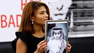 زوجة المدون والناشط السعودي رائف بدوي ترفع صورة له