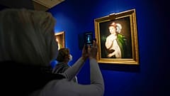 "Jovem Mulher com o Chapéu de Pena", de Ticiano, uma das obras que o Hermitage tinha emprestado à Galeria de Itália, em Milão