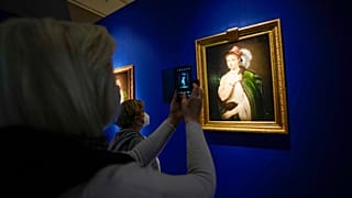 "Jovem Mulher com o Chapéu de Pena", de Ticiano, uma das obras que o Hermitage tinha emprestado à Galeria de Itália, em Milão
