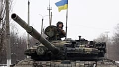 Le membre de l'équipage d'un tank ukrainien, le 11 mars 2022, dans la région de Louhansk (Est de l'Ukraine)