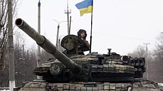 Le membre de l'équipage d'un tank ukrainien, le 11 mars 2022, dans la région de Louhansk (Est de l'Ukraine)